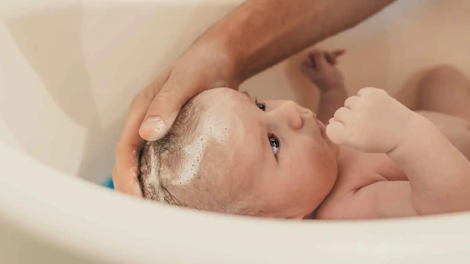 وفاة رضيع نسيه والده في حوض الاستحمام