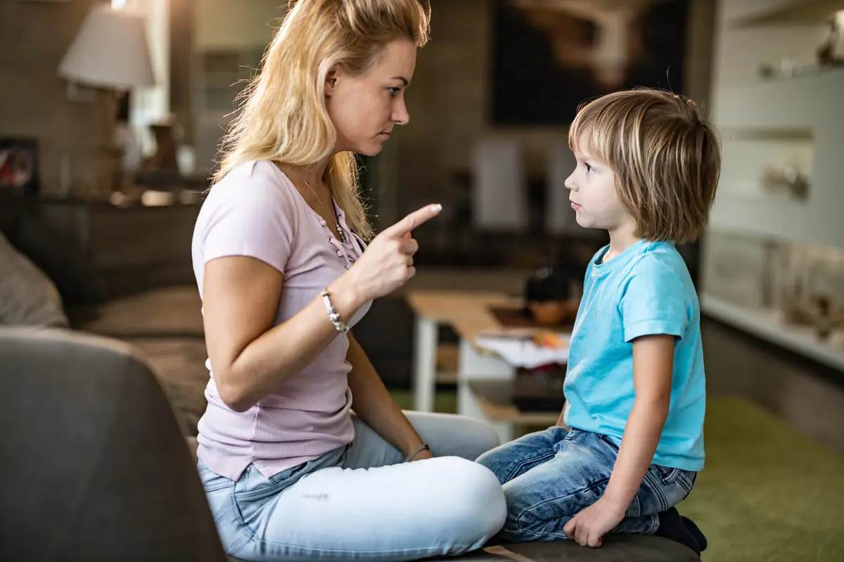 7 طرق فعالة لتأديب طفلك دون ضربه