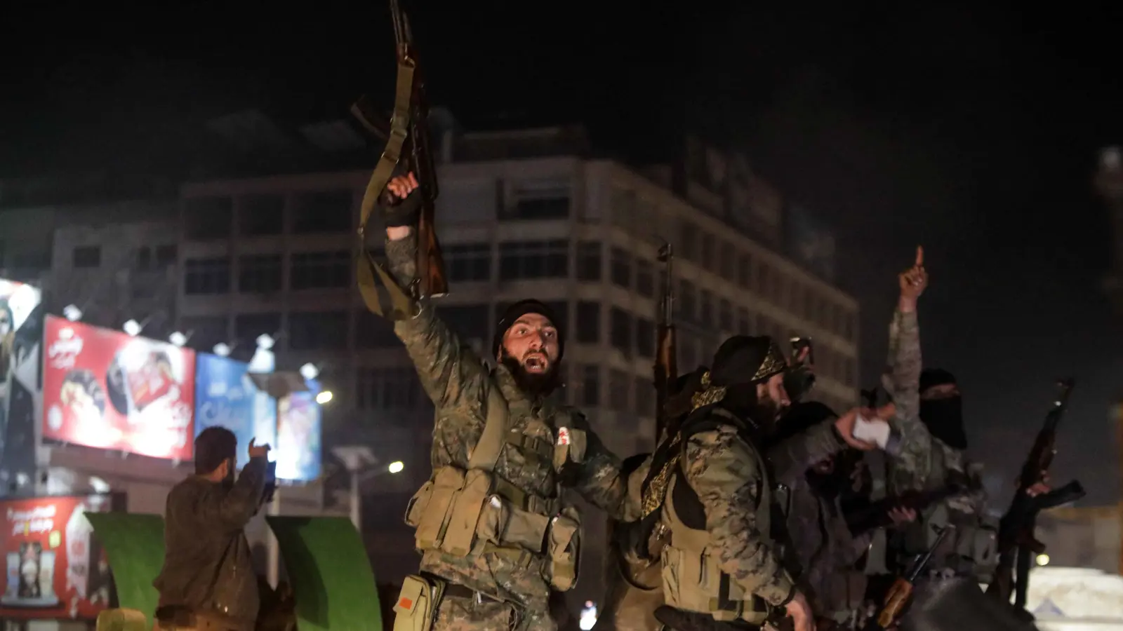 الفصائل المسلحة تتقدم نحو حمص وتسيطر على الرستن وتلبيسة (فيديو)