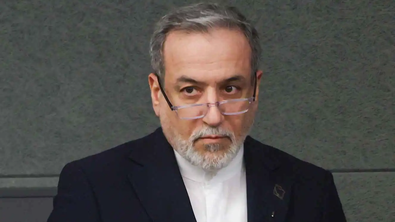 طهران تغلق باب الحوار.. عراقجي ينفي التواصل مع واشنطن