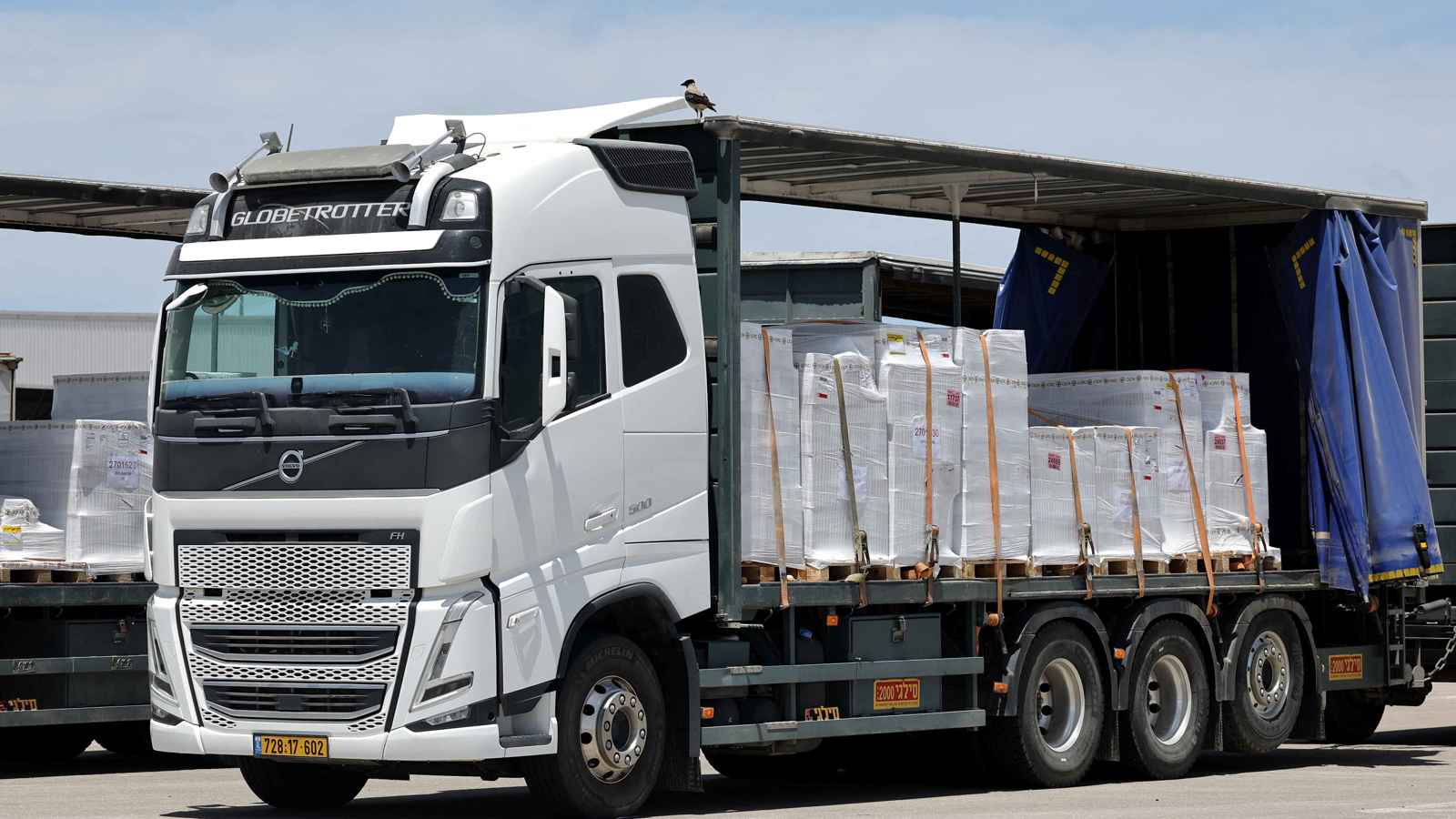 15 شاحنة مساعدات تغادر "كرم أبو سالم" إلى وسط غزة