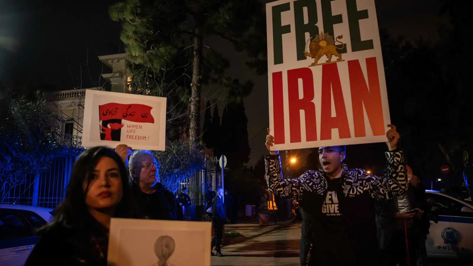 توقيف متظاهر في لندن نزع العلم الإيراني من سطح السفارة (فيديو)