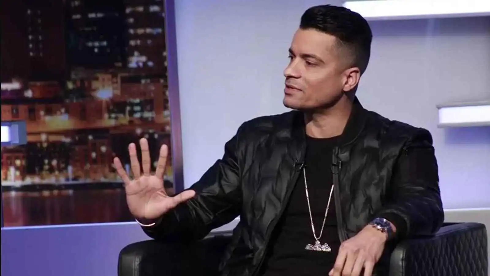 "محترم جداً".. حسن شاكوش يفجّر جدلاً بتعليق على حادثة "فتاة الأتوبيس"