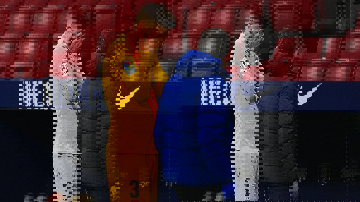 بيكيه يخرج باكيا بعد تعرضه لإصابة قوية في مباراة برشلونة ضد أتلتيكو مدريد (فيديو)