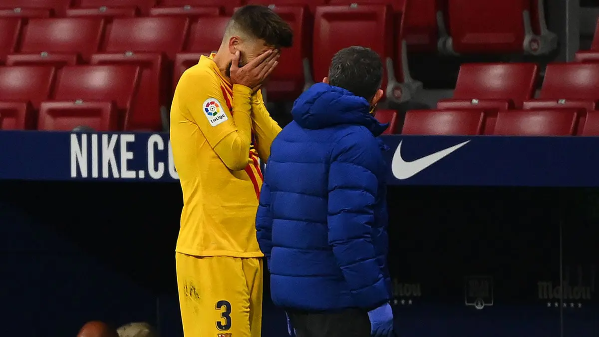 بيكيه يخرج باكيا بعد تعرضه لإصابة قوية في مباراة برشلونة ضد أتلتيكو مدريد (فيديو)