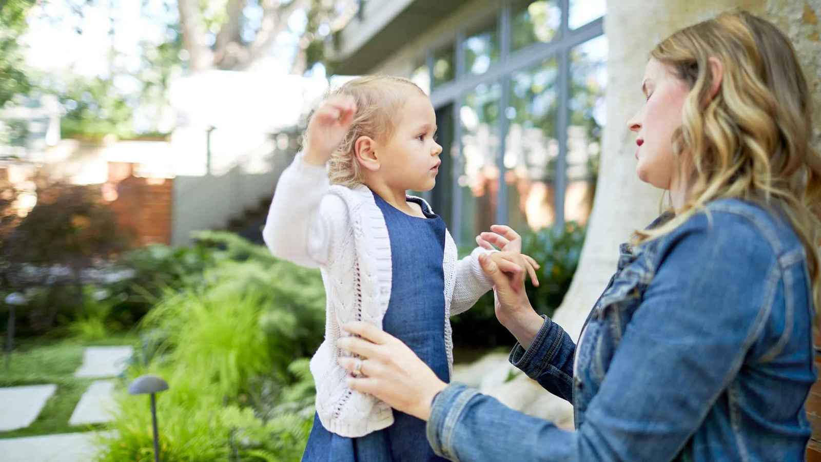 هل بدأ طفلك في ضربك؟ إليك خطوات لتغيير هذا السلوك