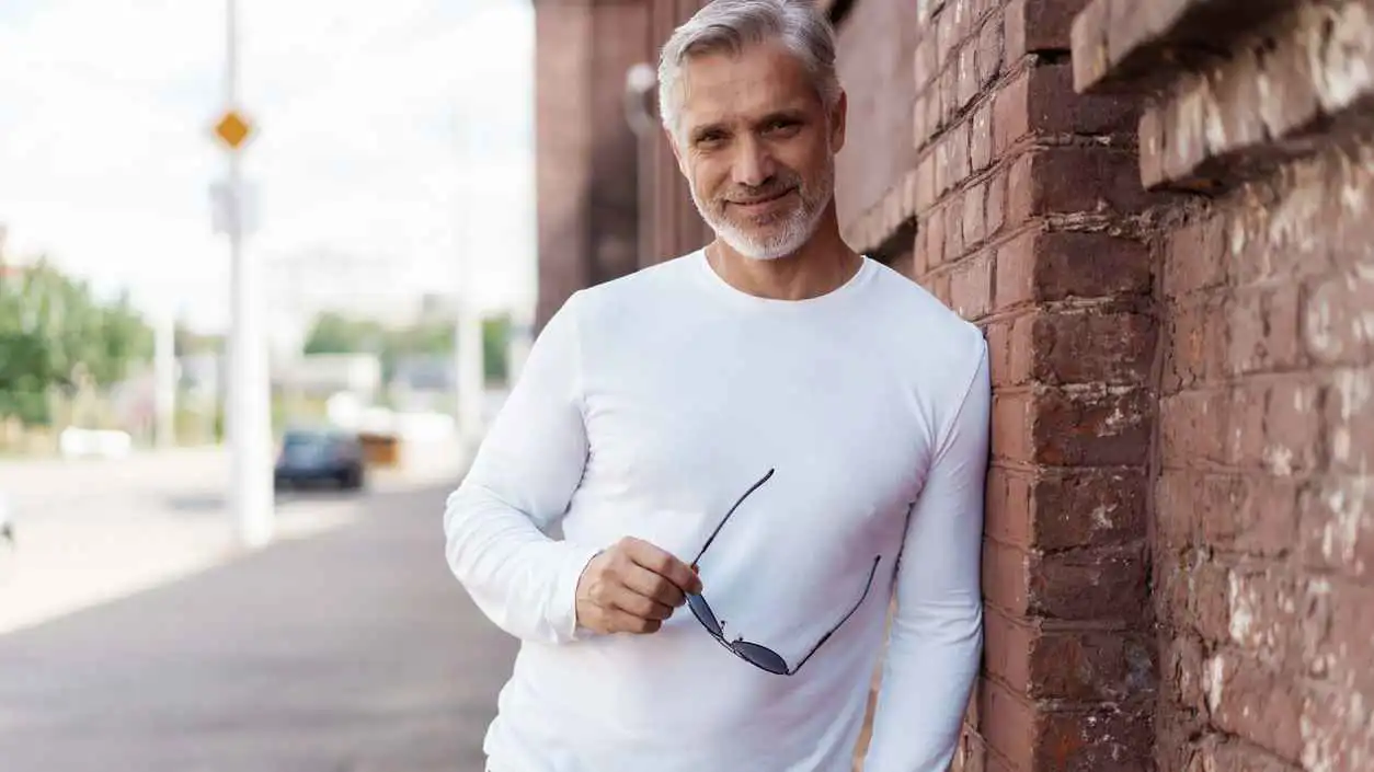 تقبّل الشيب وانطلق.. دروس من عارضي الأزياء فوق الـ60