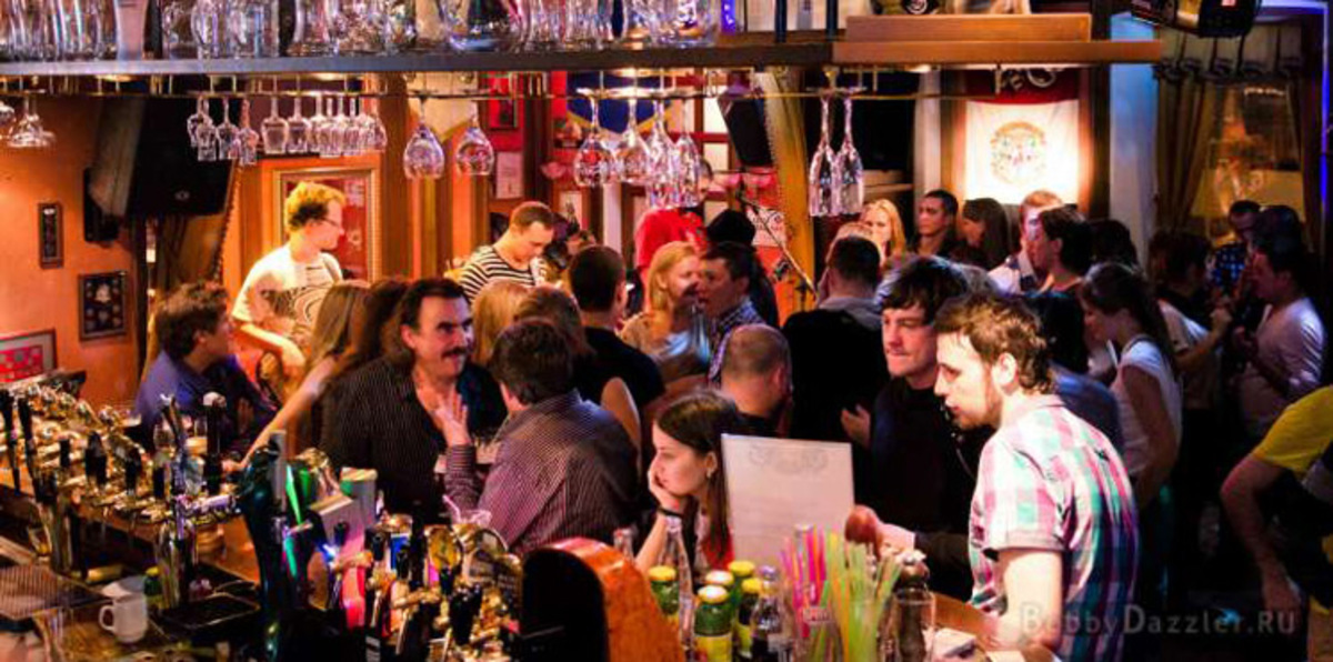 زبون حانة يترك ملابسه رهنا ويخرج عاريًا ليسدد الفاتورة