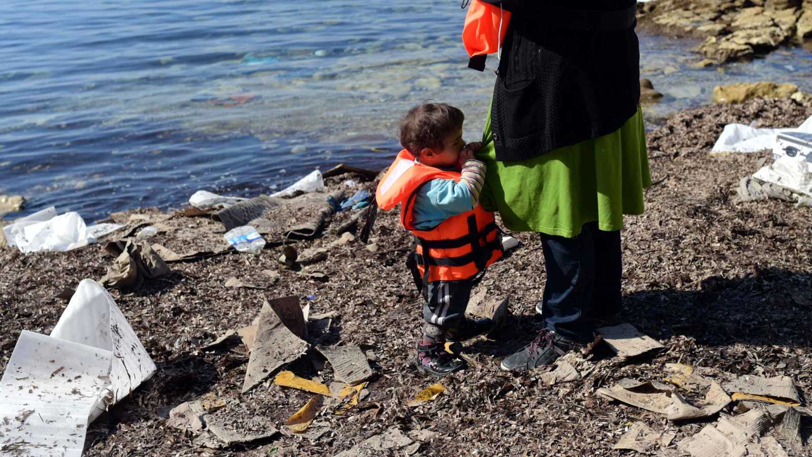 سترة نجاة تنقذ طفلا من موت محقق بعرض البحر في تركيا (فيديو)