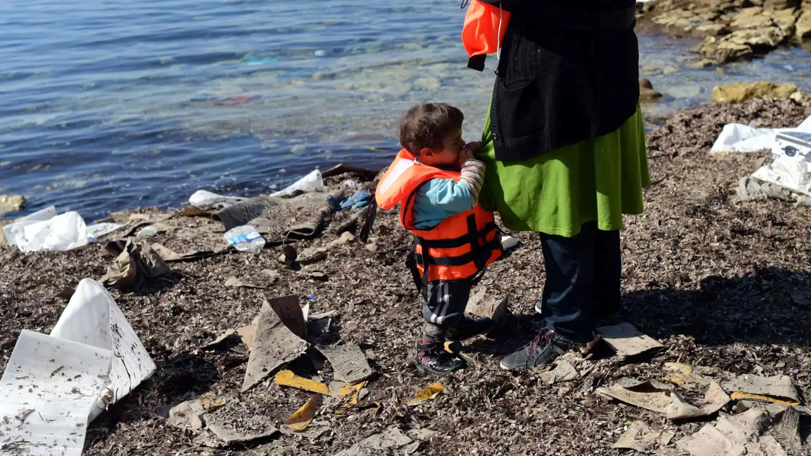 سترة نجاة تنقذ طفلا من موت محقق بعرض البحر في تركيا (فيديو)