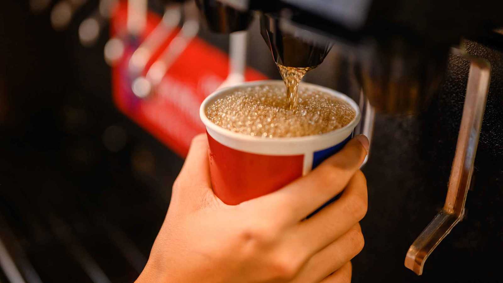 ترند "الصودا الثقيلة" يجتاح تيك توك.. مخاطرة من أجل المشاهدات