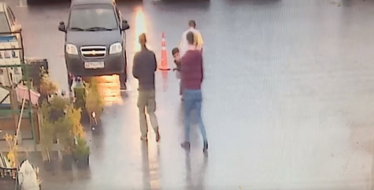 بالفيديو.. زبون يقتل حلاقه أمام الناس بسبب "تسريحة الشعر"