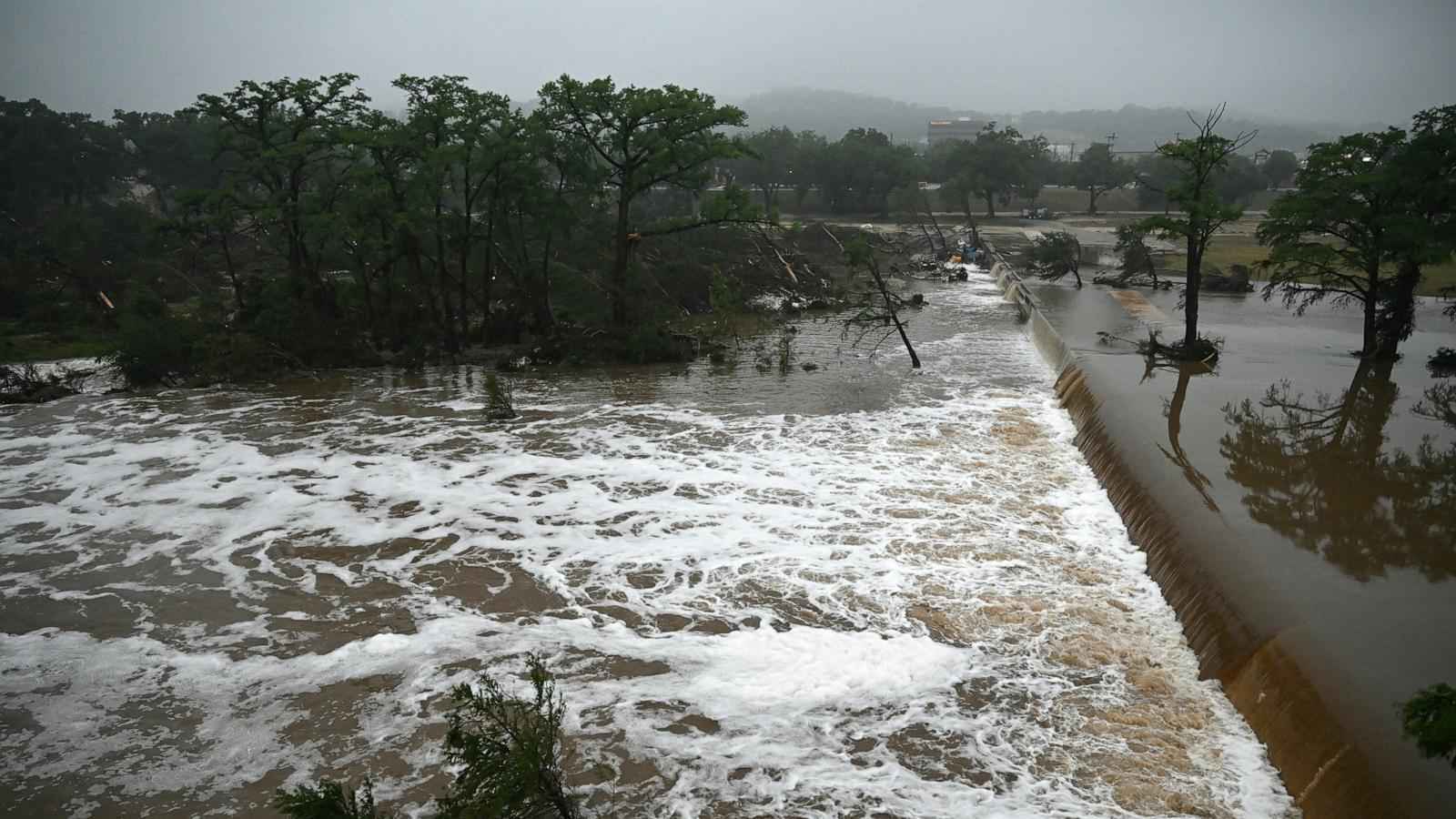 تمسكت بشجرة.. فتاة تنجو بأعجوبة من فيضانات تكساس (فيديو)