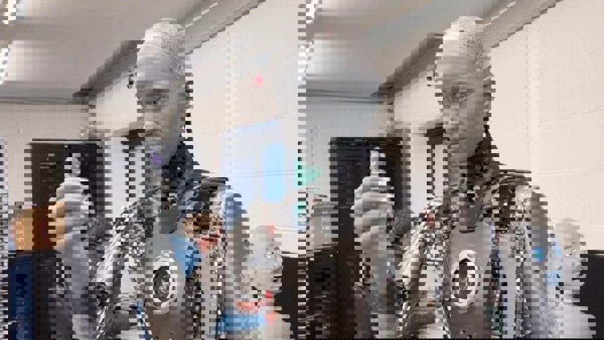 "أميكا" أذكى روبوت في العالم يطمئن البشر بشأن مستقبلهم