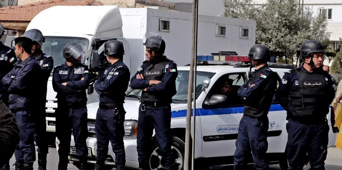 الأمن الأردني يطيح بلص نفذ سطوًا مسلحًا على بنك وسرق مبلغًا كبيرًا (صور وفيديو)