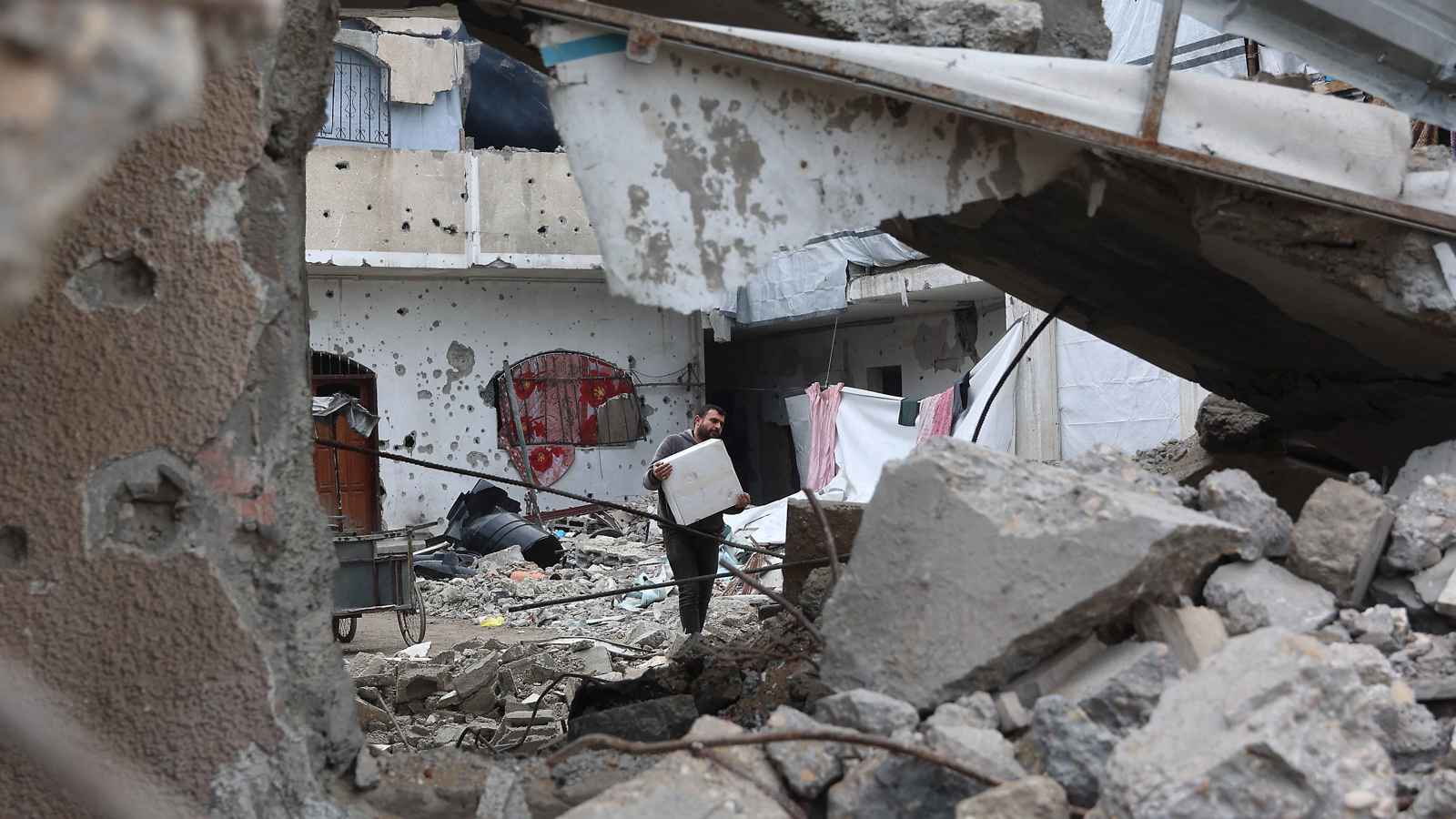 "وول ستريت جورنال": 350 عاماً لإعادة اقتصاد غزة إلى ما قبل الحرب