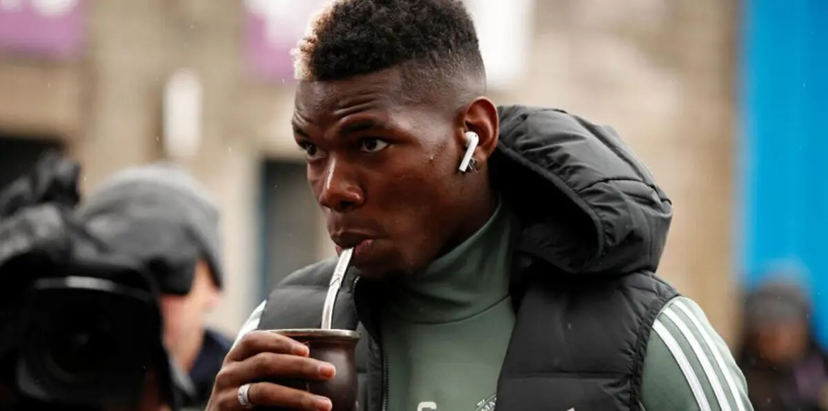 مشروب غريب في يد بوغبا يثير حيرة وسائل الإعلام قبل مباراة مانشستر يونايتد وبيرنلي.. فما هو؟