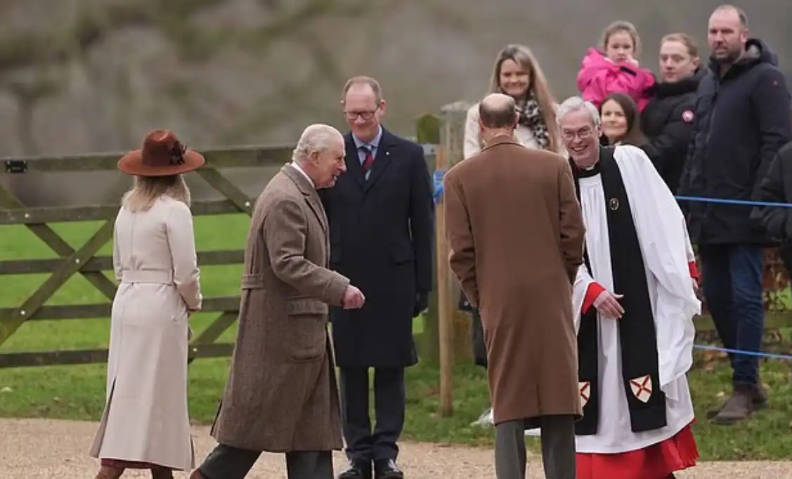 الملك تشارلز بعد القداس مع العائلة