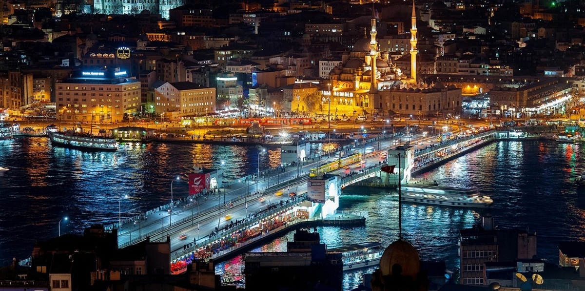 حفلات جنسية وعنف بالشوارع.. صور من اسطنبول التركية بعد حلول الظلام (فيديو)