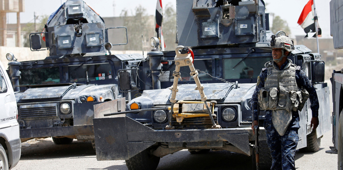 فتاة بشعة.. "داعشي" يضع مساحيق التجميل للتنكر وينسى شاربه ولحيته (صور)‎