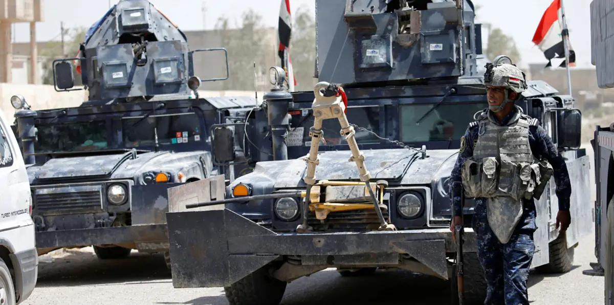 فتاة بشعة.. "داعشي" يضع مساحيق التجميل للتنكر وينسى شاربه ولحيته (صور)‎