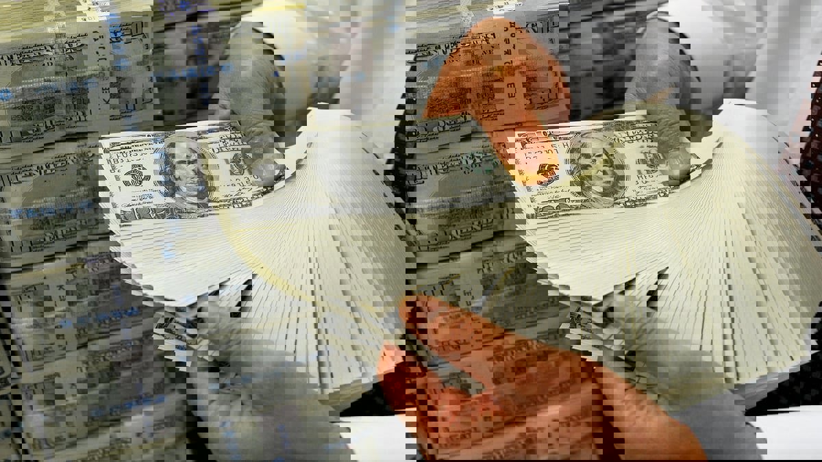 للأسبوع الثاني على التوالي.. الدولار يتجه نحو مكاسب مقابل عملات رئيسة