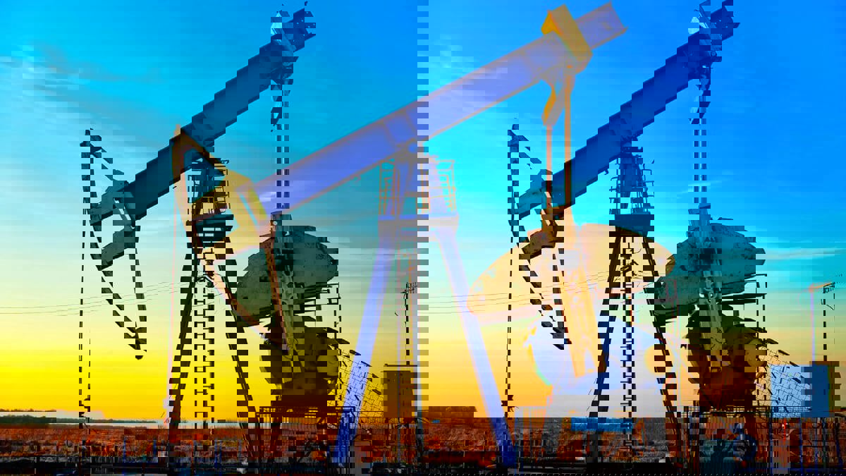 أسعار النفط تنخفض مع تجدد المخاوف من "ركود عالمي"