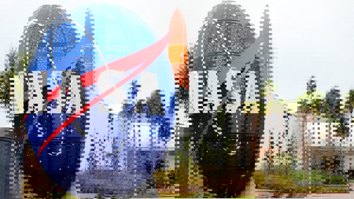 "ناسا" تكشف لغز بقعة غير عادية ظهرت على سطح القمر (صور)