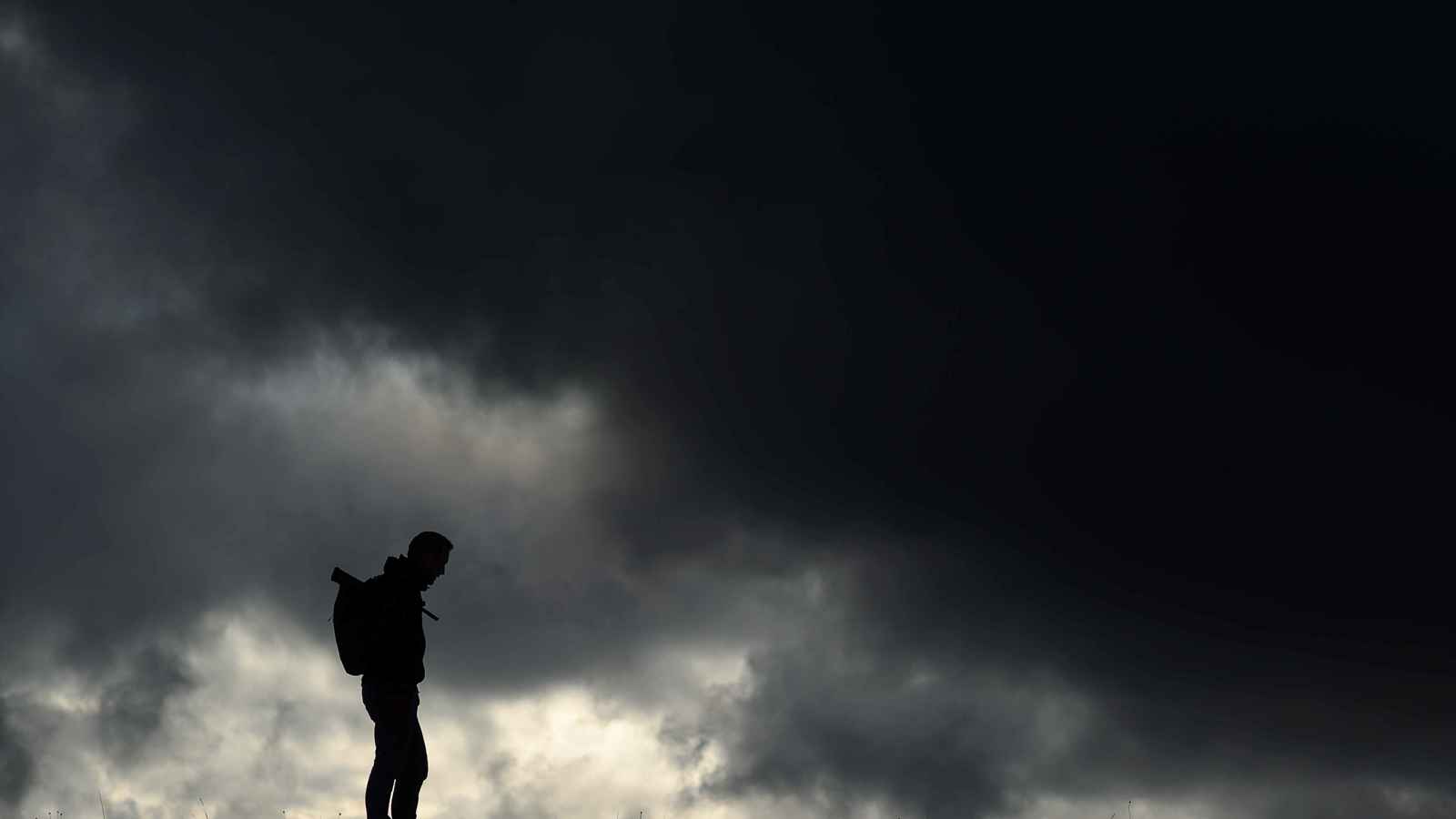 كيف يمكن للناجين من الصدمات إعادة بناء ثقتهم بالآخرين؟