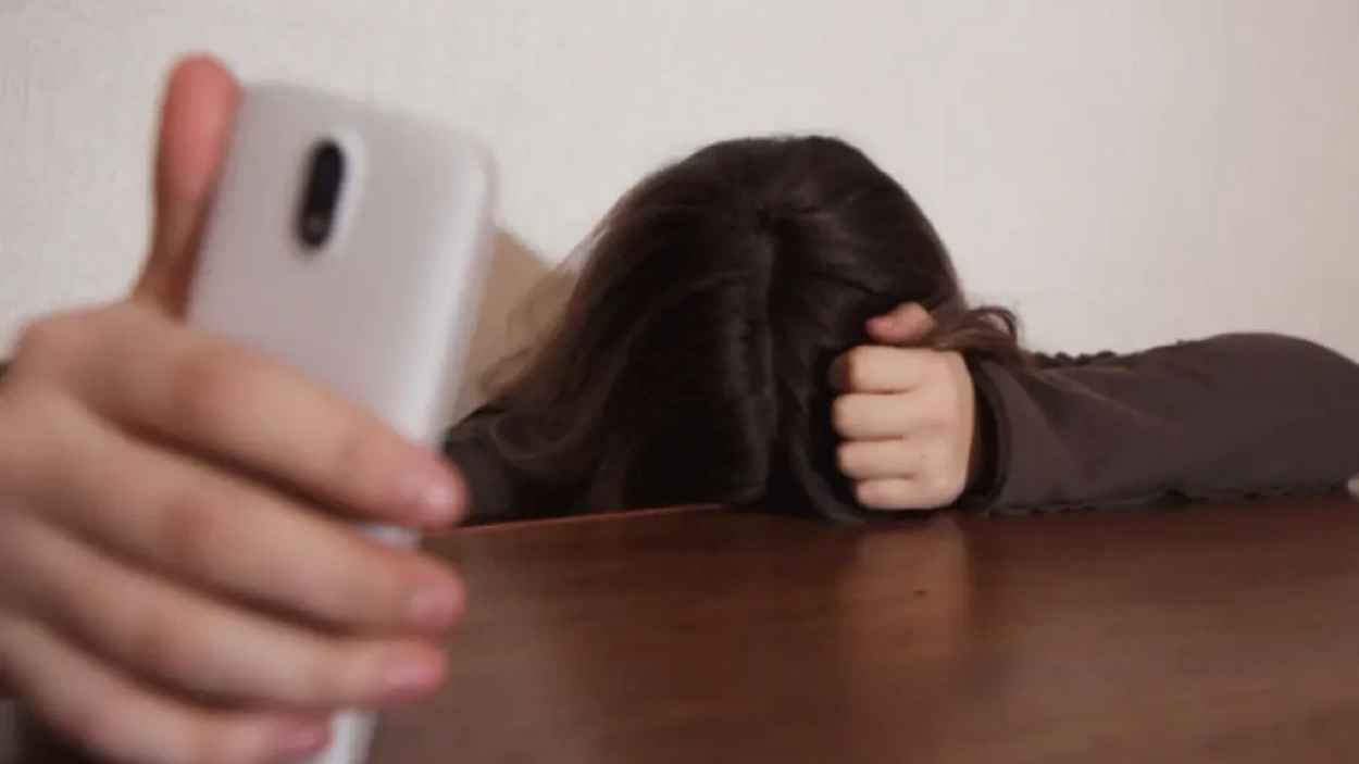 السجن عامان وغرامة ضخمة لفتاة ابتزت صديقتها "إلكترونياً"