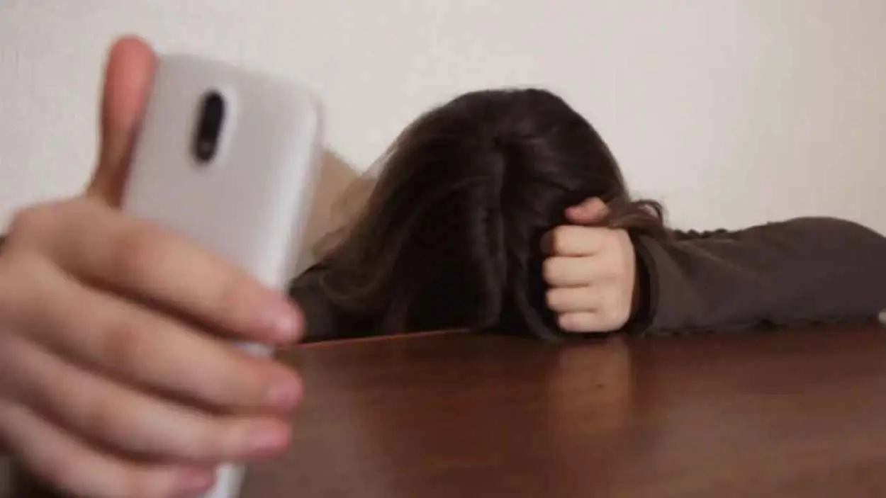 السجن عامان وغرامة ضخمة لفتاة ابتزت صديقتها "إلكترونياً"