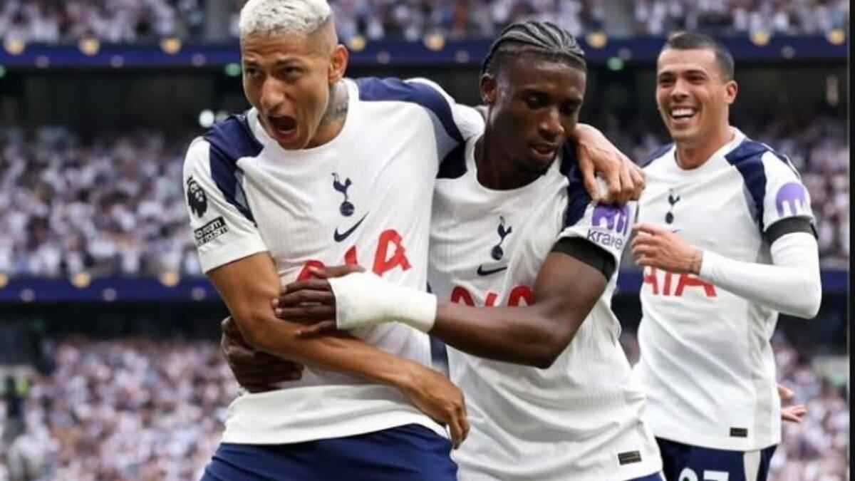 نجم توتنهام يدخل الملعب بـ"سجادة الصلاة" (صورة)