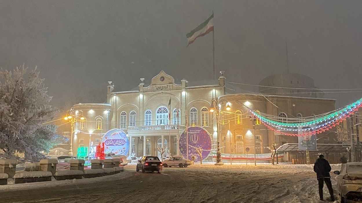 تعطيل الدوام في 27 محافظة إيرانية جراء الثلوج (صور)