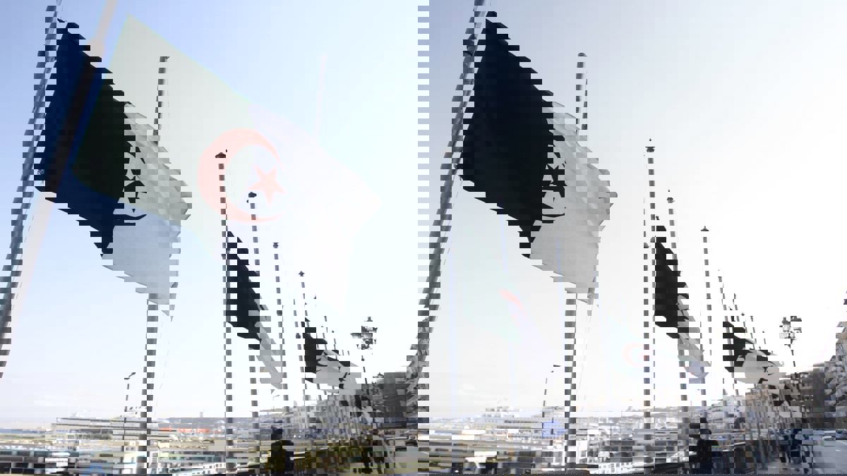 أزمة الصحراء.. الجزائر تحظر الواردات من إسبانيا وتعلق معاهدة الصداقة