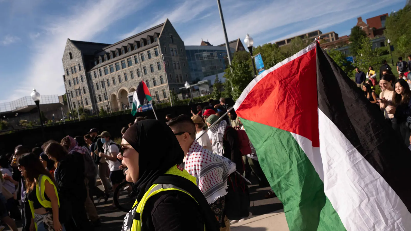 بسبب احتجاجات غزة.. تجميد تمويل جامعتين أمريكيتين