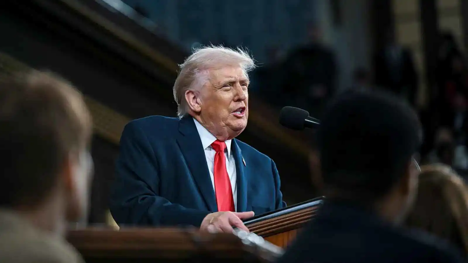 "خطأ فوكس نيوز يشعل الجدل".. لقطة محرجة لترامب خلال تأبين عسكريين (فيديو إرم)