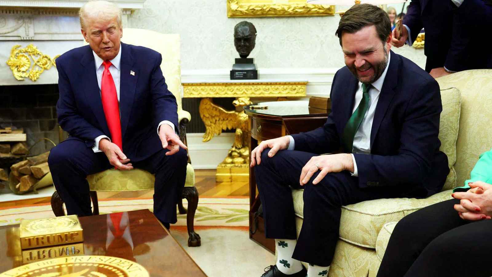 بسبب جوارب فانس.. تعليق من ترامب يثير موجة ضحك (فيديو)