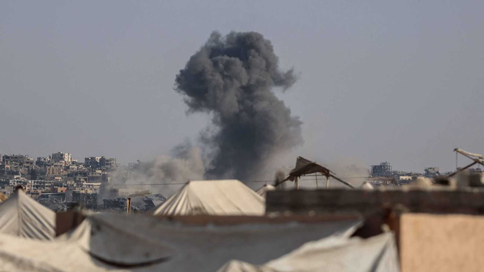 قصف ونسف.. غارات إسرائيلية تستهدف غزة ومناطق داخل "الخط الأصفر"