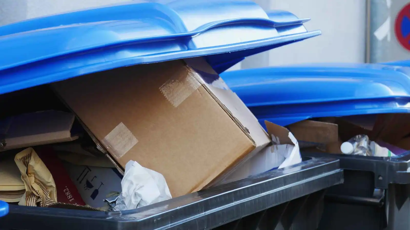 لبنان.. أب يرمي طفلته في مكب نفايات