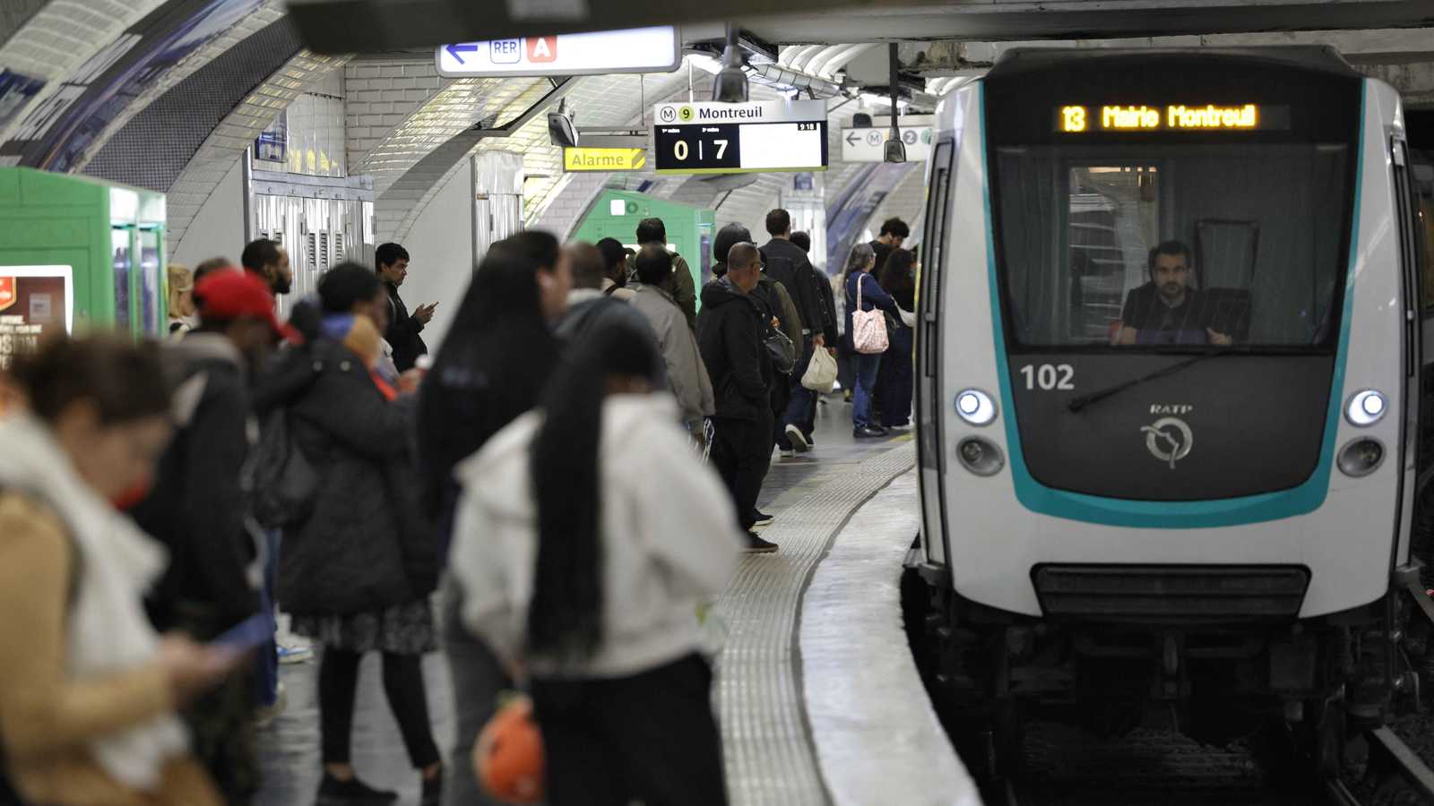 مأساة في شيكاغو.. مهاجم يختار ضحيته عشوائياً ويحوّل القطار لجحيم