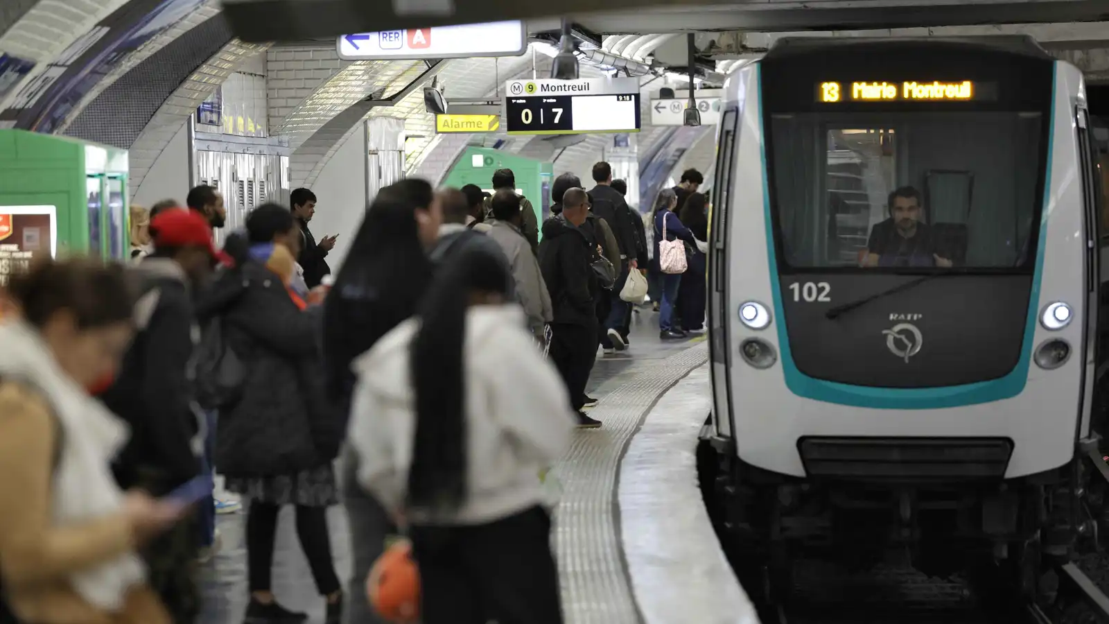 مأساة في شيكاغو.. مهاجم يختار ضحيته عشوائياً ويحوّل القطار لجحيم