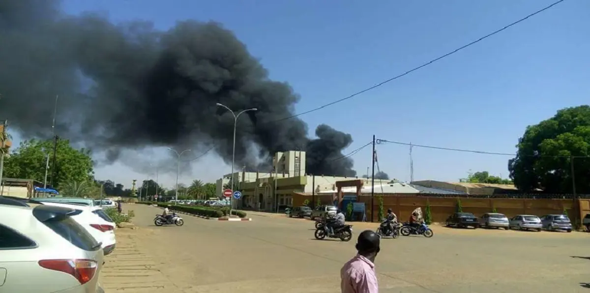 28 قتيلاً في انفجار بمقر للجيش وهجوم على سفارة فرنسا ببوركينا فاسو (صور وفيديو)