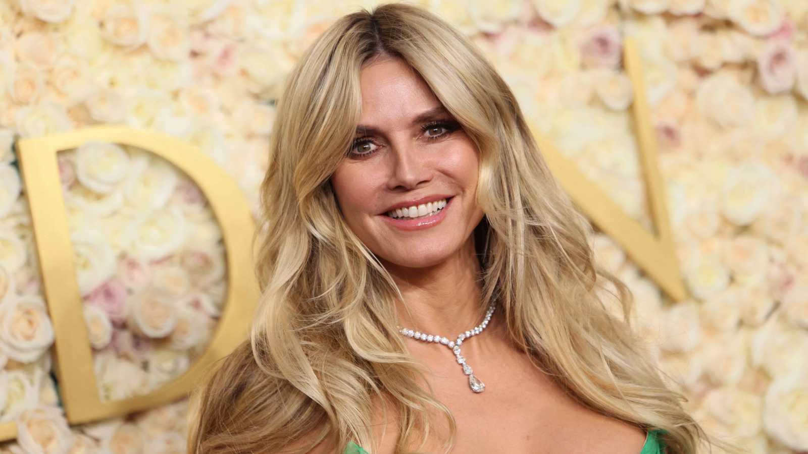 هايدي كلوم تتعثر وتنهض بابتسامة في أسبوع الموضة الباريسي (صور)