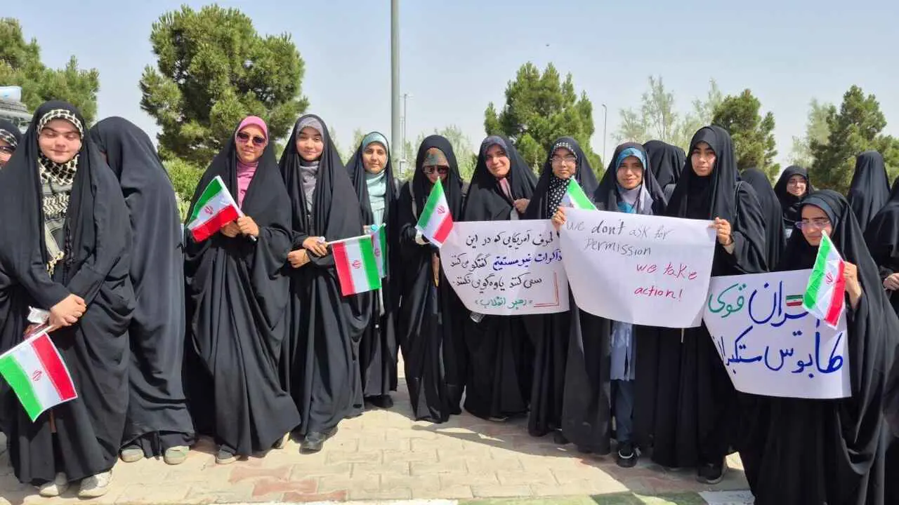 بعد دعوة خامنئي.. "مظاهرة نووية" أمام منشأة "فردو"