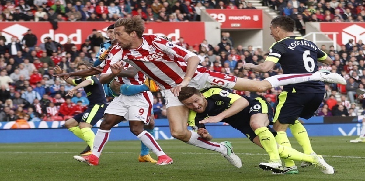 بيتر كراوتش يهز شباك آرسنال بهدف على طريقة مارادونا (فيديو)