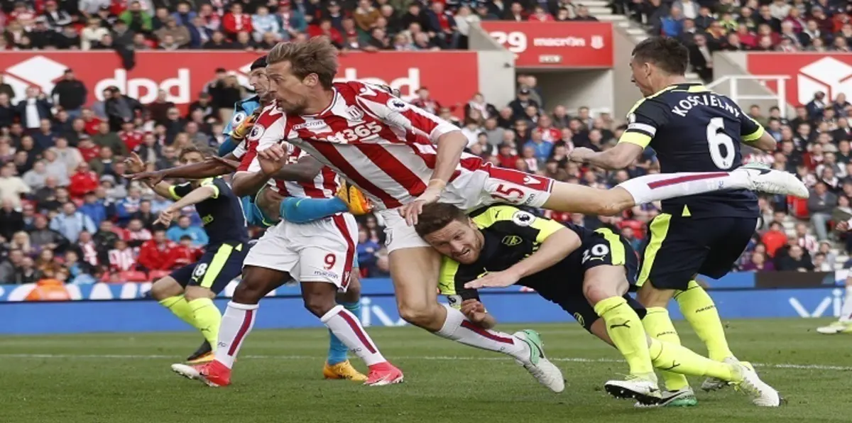 بيتر كراوتش يهز شباك آرسنال بهدف على طريقة مارادونا (فيديو)