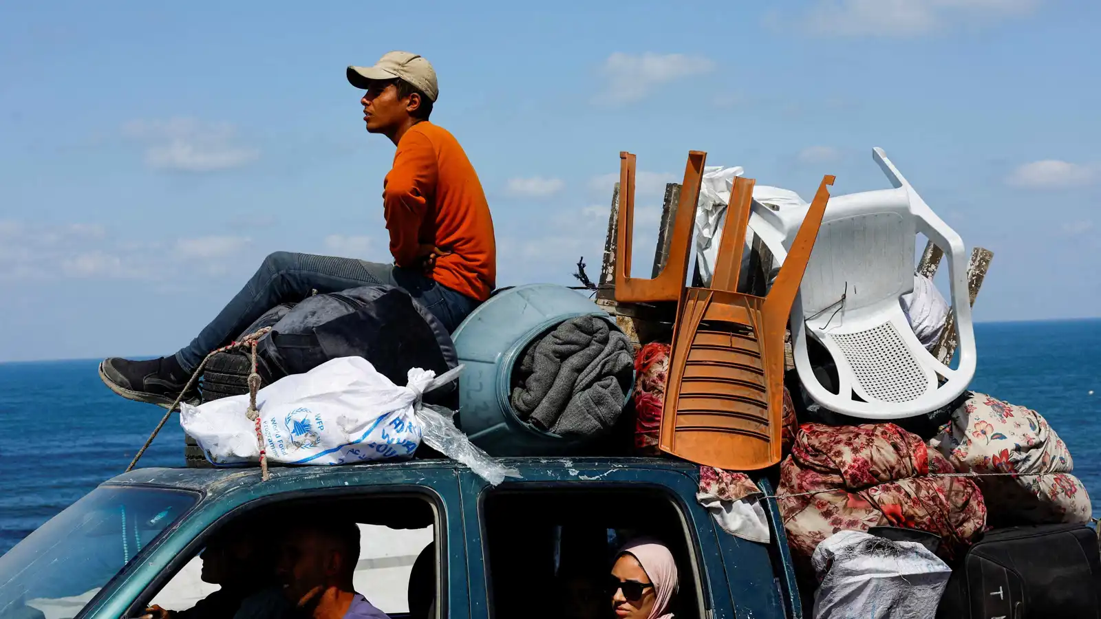 غزيون يهربون من قمة "ترامب نتنياهو" إلى "قمة الأهلي والزمالك" (صورة)