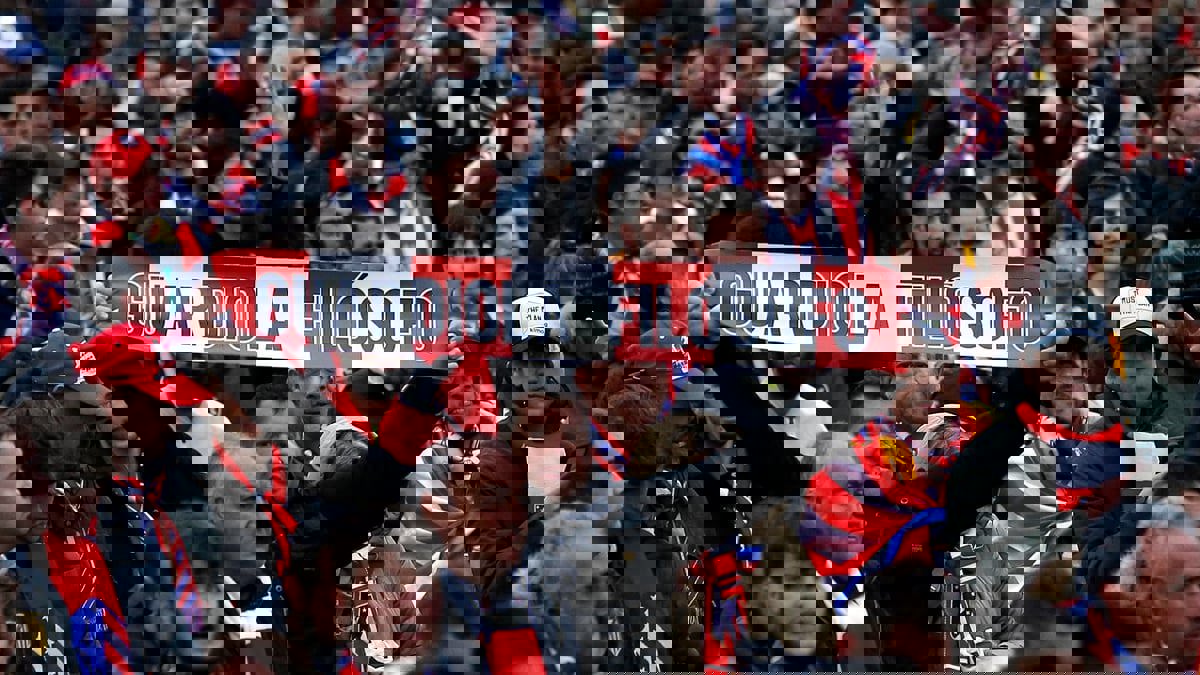 اليويفا يتهم مشجعي أتلتيكو مدريد بالعنصرية والشغب بعد مباراة مانشستر سيتي