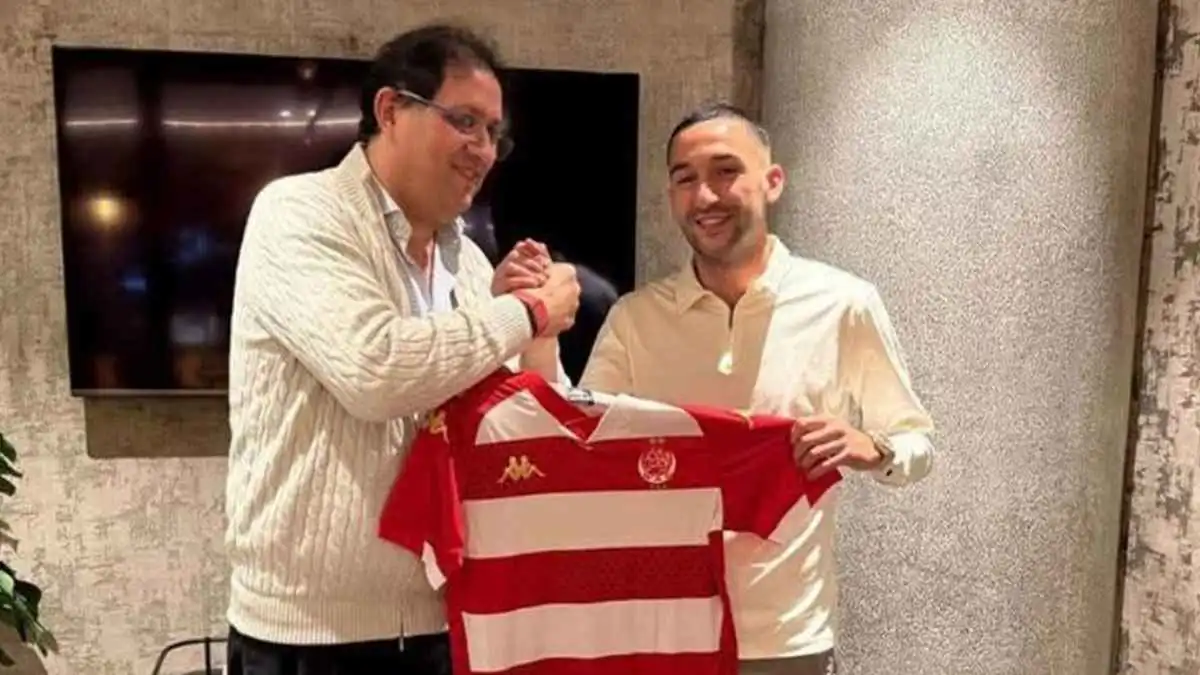 والدة حكيم زياش تخطف الأضواء في حفل تقديمه لاعبا للوداد (صورة)