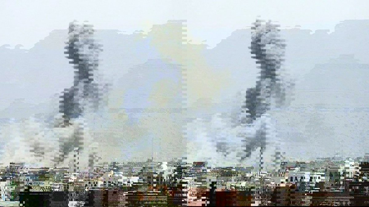 الميليشيات الحوثية تستهدف مقر إقامة أعضاء الصليب الأحمر بالقذائف